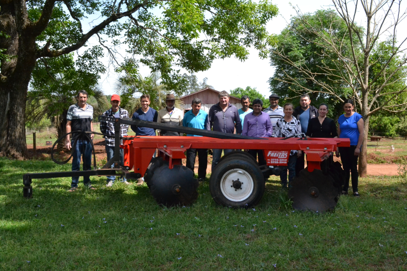 Administração de Santo Ângelo entrega grade aradora para a APMIG